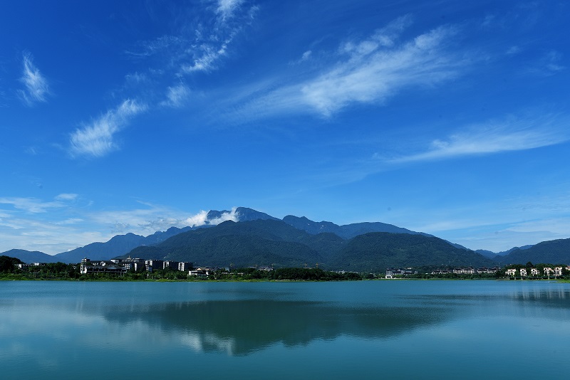 峨眉山與峨秀湖交相輝映。樂山市生態(tài)環(huán)境局供圖