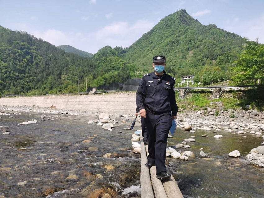 民警開展基礎(chǔ)信息采集和風(fēng)險隱患排查工作。南江公安供圖