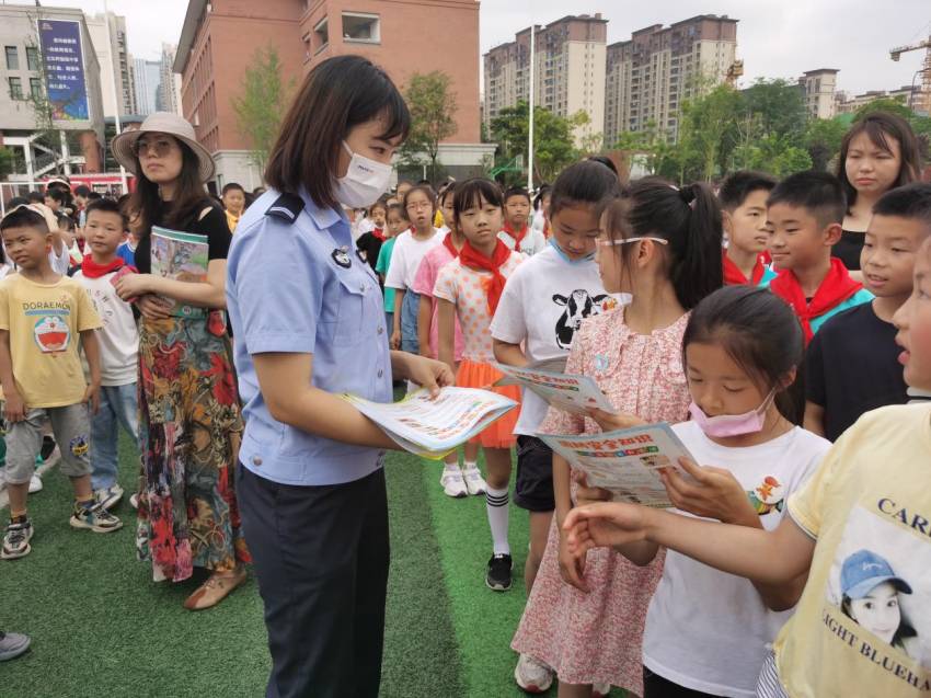 進學校宣傳。成都市公安局天府新區(qū)分局供圖