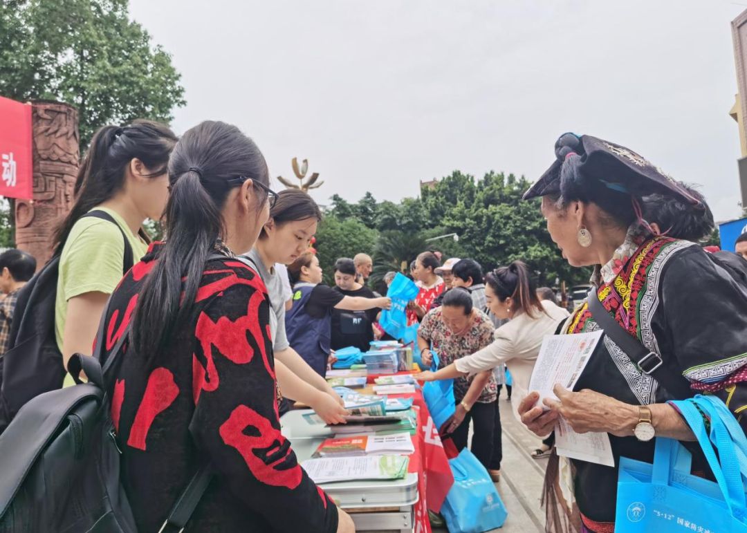 馬邊開展環(huán)保知識進農(nóng)村宣傳活動。馬邊生態(tài)環(huán)境局供圖