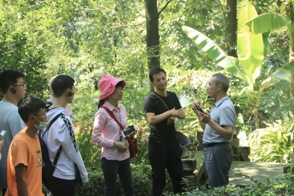 李策宏（右一）講解生物多樣性保護知識。樂山市生態(tài)環(huán)境局供圖