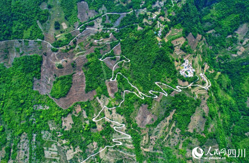 雷波縣黃瑯鎮(zhèn)沙灣村上沙灣組的通村路。盧泯全攝