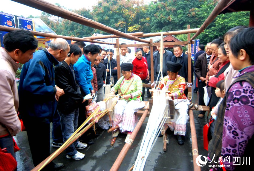 圖為國家級非物質(zhì)文化遺產(chǎn)代表性項目德昌傈僳族火草麻布編織技藝。左文孝攝