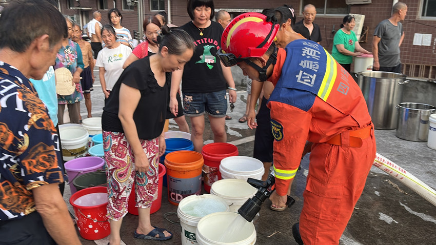 樂山消防員為群眾送水。樂山市消防救援支隊供圖