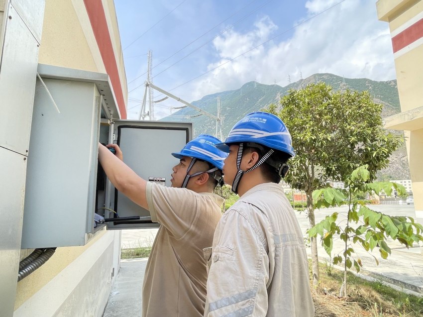 高溫下 黃金坪水電站中轉水池水位異常故障處理。大唐甘孜水電公司供圖