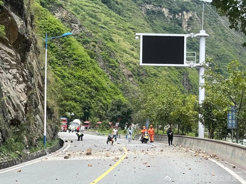 國(guó)道318線甘谷地超限站路段因地震塌方造成道路中斷。四川甘孜公安供圖