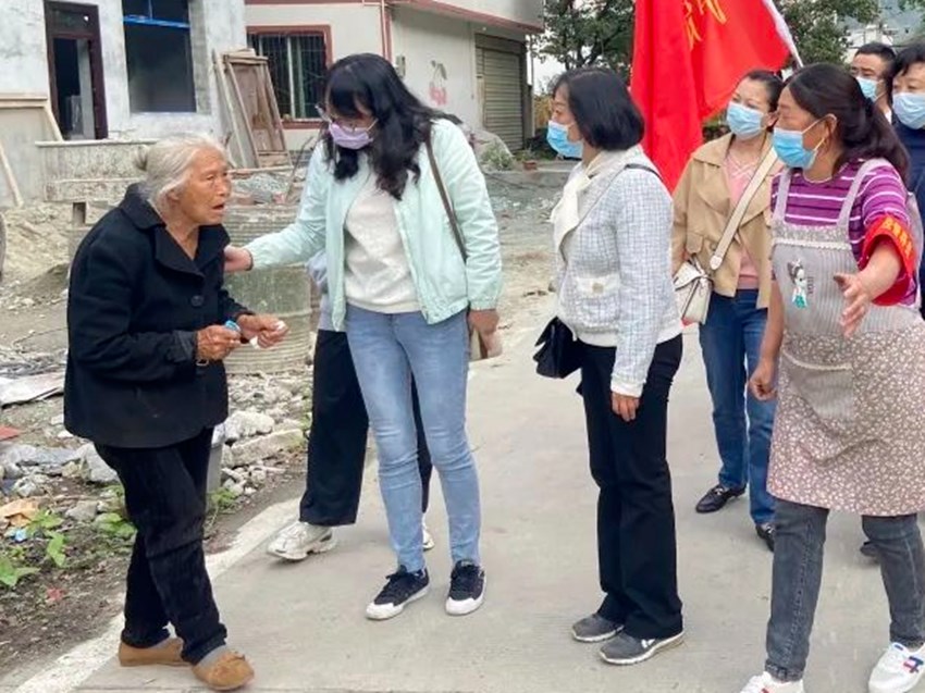 檢察人員安撫受災(zāi)群眾情緒。四川省檢察院供圖