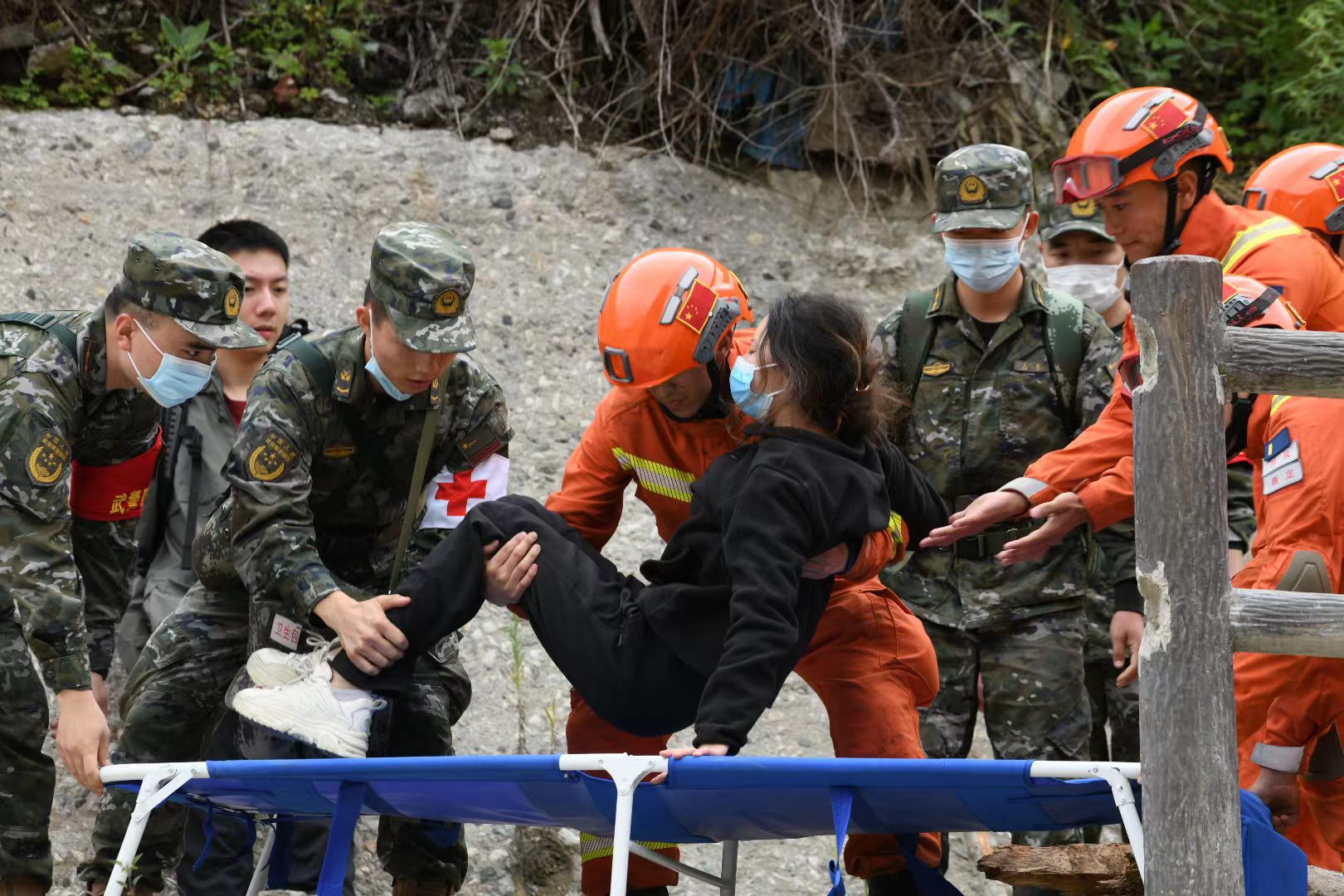 加固簡易橋梁，森林消防員護送傷員就醫(yī)。四川省森林消防總隊供圖