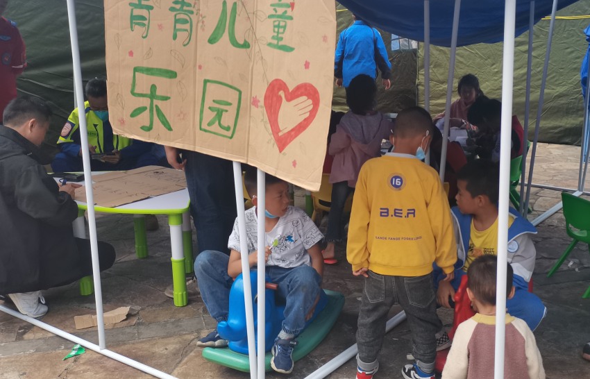 瀘定縣首個“青青兒童樂園”在磨西鎮(zhèn)貢嘎廣場投入使用。共青團四川省委供圖