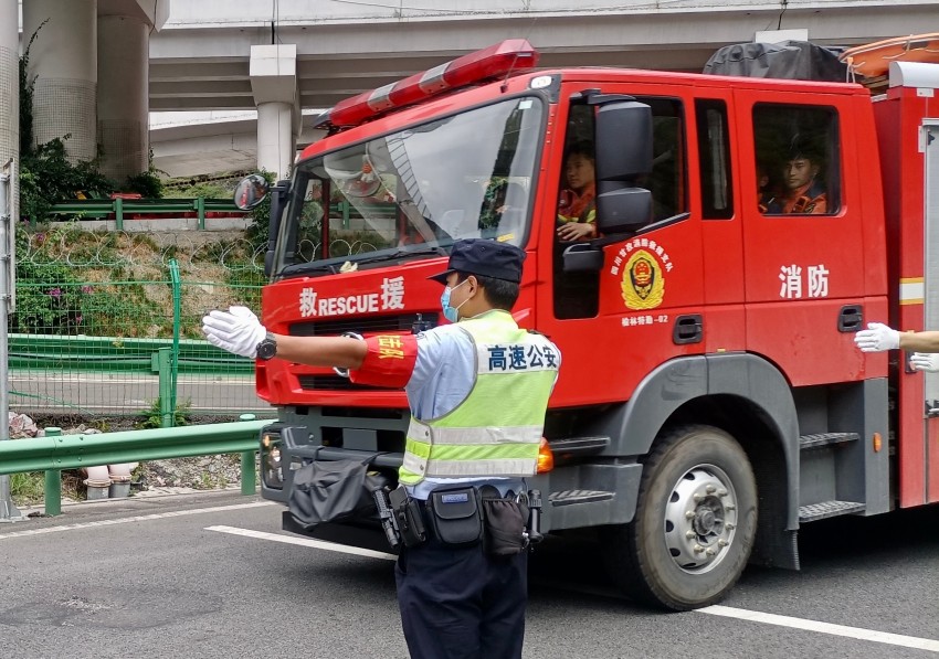 交警供圖四川高速公安開辟綠色救援通道。四川交警供圖