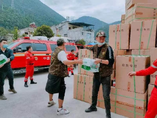 瀘定縣退役軍人事務(wù)局組織退役軍人志愿者、干部職工在得妥鎮(zhèn)抗震救災(zāi)指揮部協(xié)助開展物資轉(zhuǎn)運(yùn)工作。四川省退役軍人事務(wù)廳供圖