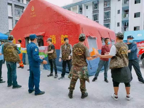 瀘定縣退役軍人事務(wù)局組織退役軍人志愿者、干部職工在得妥鎮(zhèn)抗震救災(zāi)指揮部協(xié)助開展物資轉(zhuǎn)運(yùn)工作。四川省退役軍人事務(wù)廳供圖