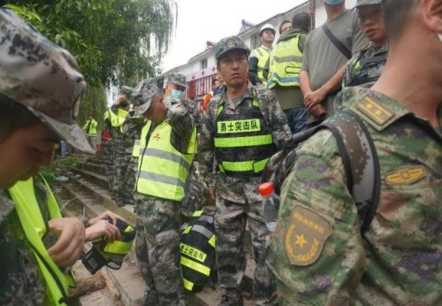 石棉縣退役軍人事務(wù)局迅速行動，組織動員“大渡河勇士”突擊隊緊急出動。四川省退役軍人事務(wù)廳供圖