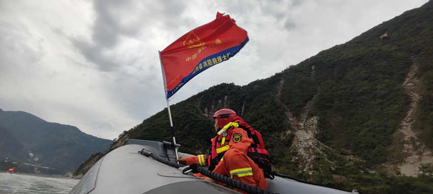 9月7日，救援人員乘坐橡皮艇在得妥鎮(zhèn)疏散群眾。四川省消防救援總隊(duì)供圖