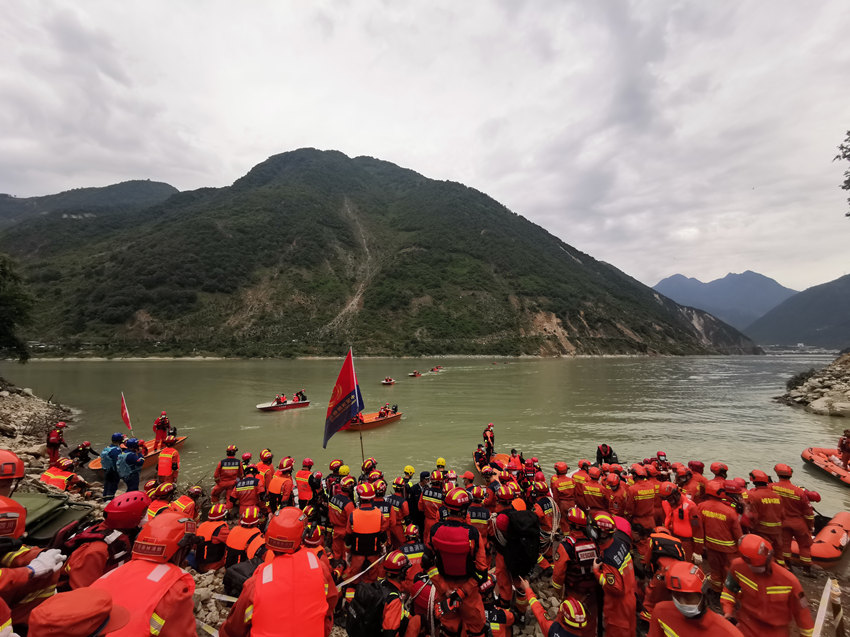 9月7日，各方救援力量正在得妥鎮(zhèn)轉(zhuǎn)移群眾。四川省消防救援總隊(duì)供圖