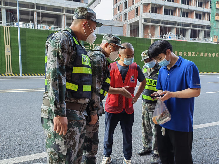 劉德余（中）聯(lián)合民兵開展巡查核實(shí)信息。敘州區(qū)融媒體中心供圖