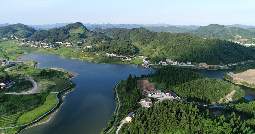 俯瞰仙草湖。摩尼鎮(zhèn)供圖