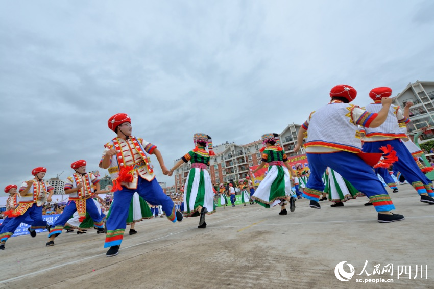 會東歷史悠久、民風(fēng)淳樸、民族風(fēng)情濃厚。圖為當(dāng)?shù)毓媚?、小伙正在表演極具特色的會東蹢腳舞。黃劍攝