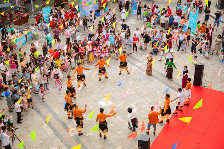 武侯區(qū)吉福社區(qū)舉辦“仲夏鄰里節(jié)暨 民族一家親”活動(dòng)。成都市民宗局供圖