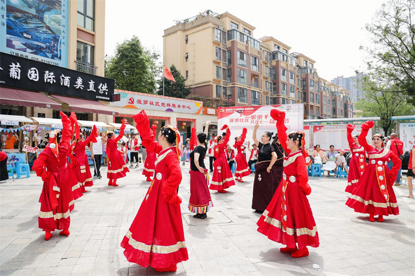 成都市郫都區(qū)菠蘿社區(qū)慶七一文藝匯演。成都市民宗局供圖