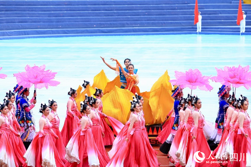 慶祝涼山彝族自治州成立70周年文藝演出現(xiàn)場。人民網(wǎng) 朱虹攝