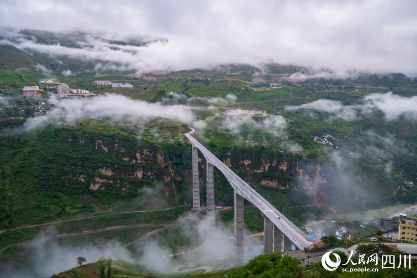 2022年6月，金陽(yáng)河三峽連心橋通車。該橋位于金陽(yáng)縣金陽(yáng)河上，由三峽集團(tuán)援建，連接金陽(yáng)縣新老縣城，橋梁跨徑最大200米。龍卜哈攝