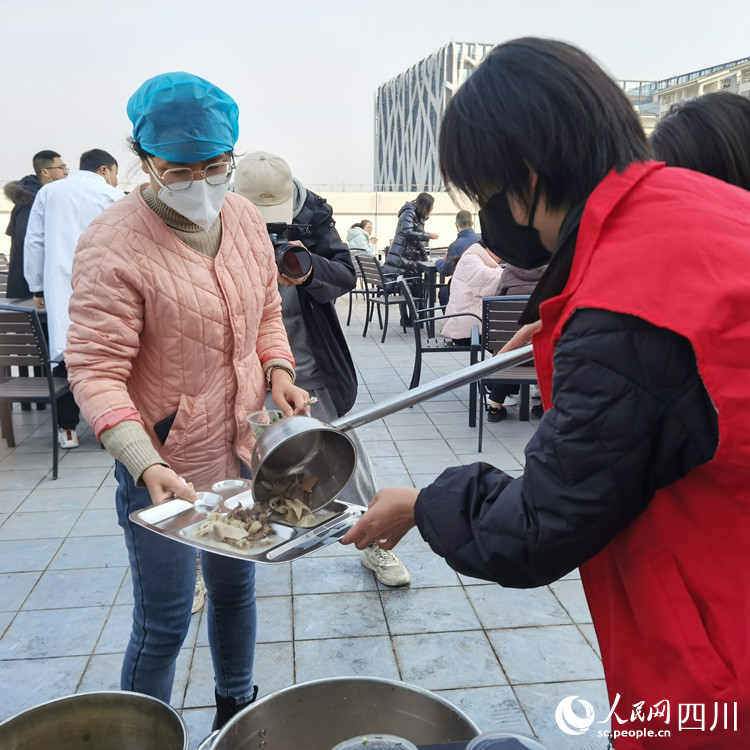 盛上熱騰騰的羊肉。陳靜攝