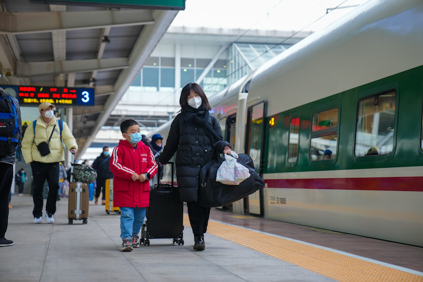 成都東站，乘客有序乘車。成都鐵路供圖