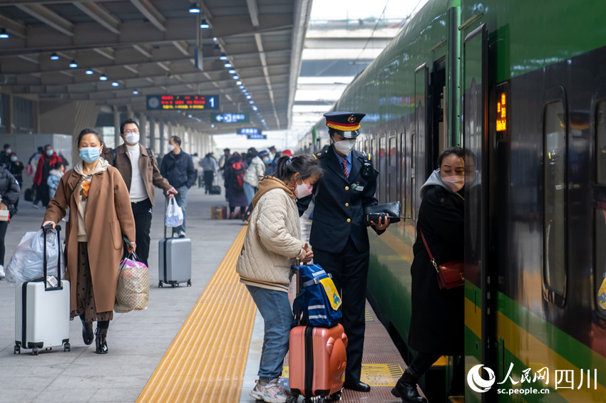 阿依布卡引導(dǎo)乘客上車。范東海攝