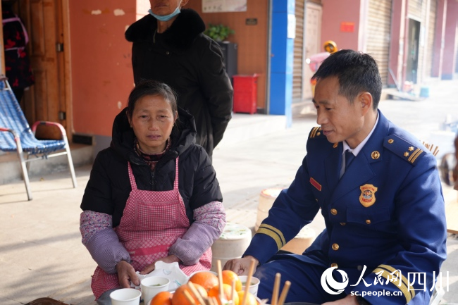 1月17日，在雅安市石棉縣王崗坪彝族藏族鄉(xiāng)，消防救援人員看望王德芳。李從林?jǐn)z