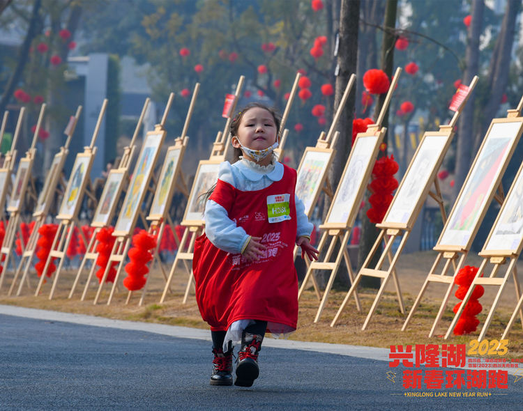 一位小朋友堅(jiān)持跑向終點(diǎn)。天府新區(qū)融媒體中心供圖