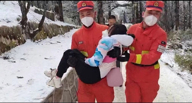 森林消防員抱著女孩向衛(wèi)生院趕去。視頻截圖