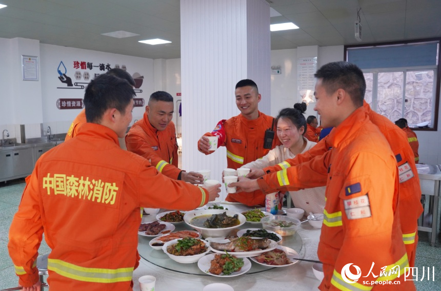 張鵬程與妻子劉勝蘭一起吃團圓飯。羊冉攝