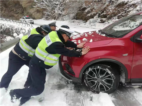 民警幫助被困車輛。江油關(guān)派出所供圖