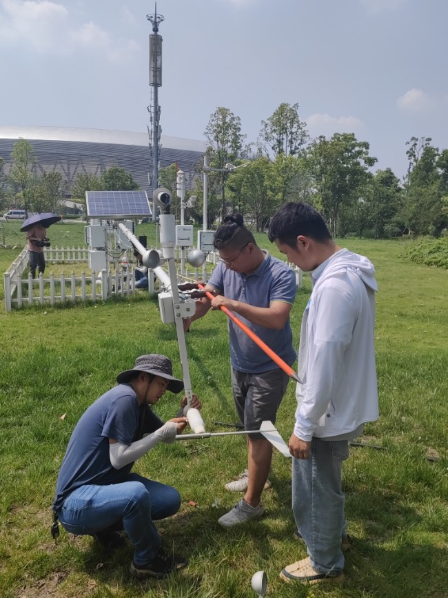 成都大運(yùn)會主場館全要素自動氣象站完成調(diào)試檢查。四川省氣象局供圖