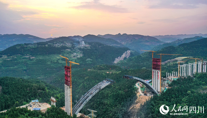 世界最大跨徑懸澆拱橋建設(shè)忙。劉學(xué)懿攝