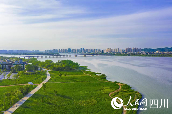 漂亮的柳岸公園，告別初代經(jīng)開人“先生產(chǎn)后生活”的模式。岳冰松攝