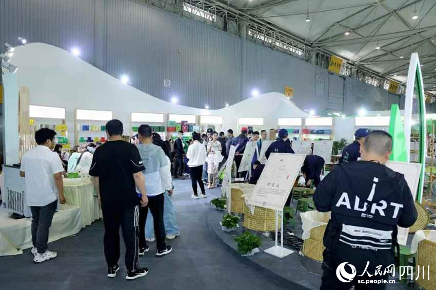 市民正在參觀展覽中的茶品。盧雨攝