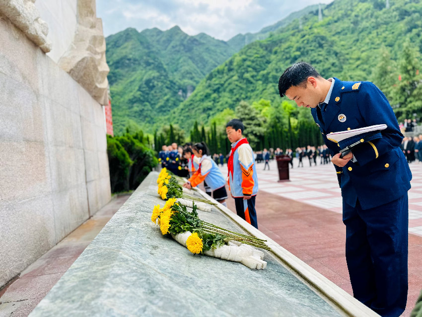 為遇難同胞敬獻(xiàn)鮮花。汶川融媒體中心供圖