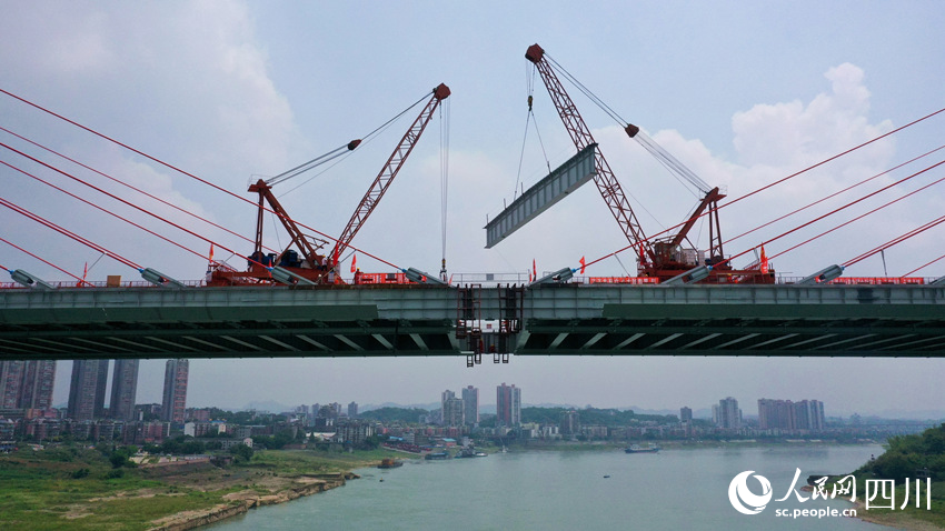 納溪長江大橋建設現(xiàn)場，工人正在吊裝鋼梁。廖勝春攝