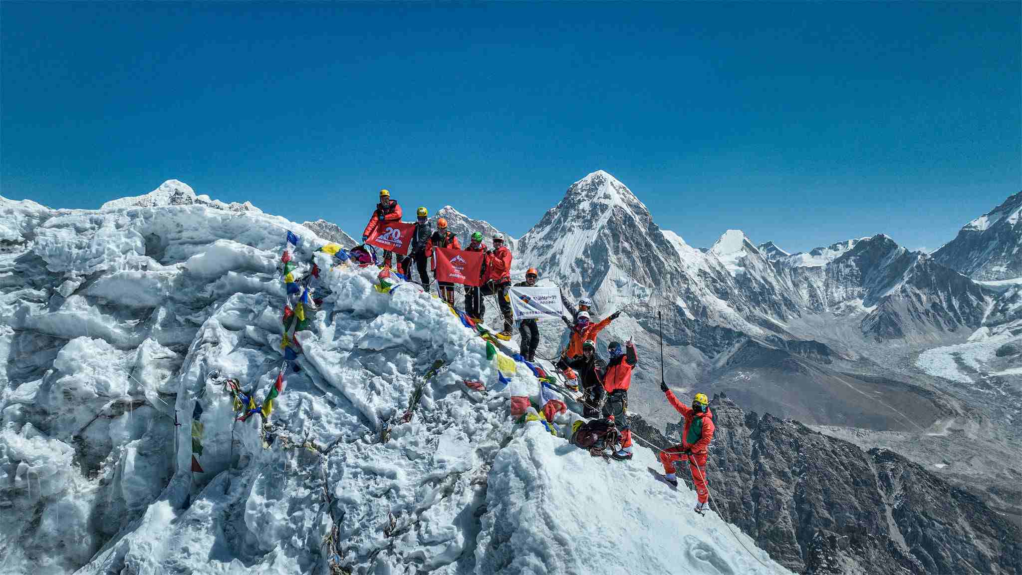 攀登隊(duì)第一次拉練登頂羅布切峰。阿壩州文體旅游局供圖