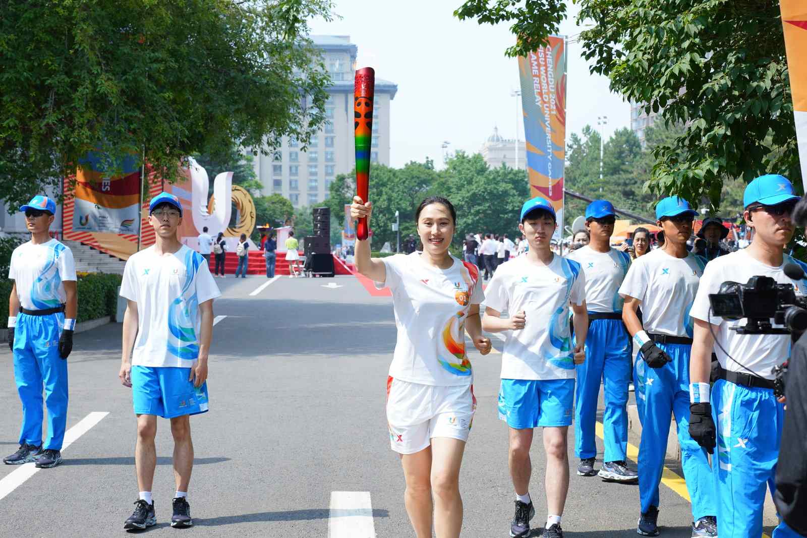 成都大運會火炬哈爾濱站第一棒火炬?zhèn)鬟f手張虹。成都大運會執(zhí)委會供圖