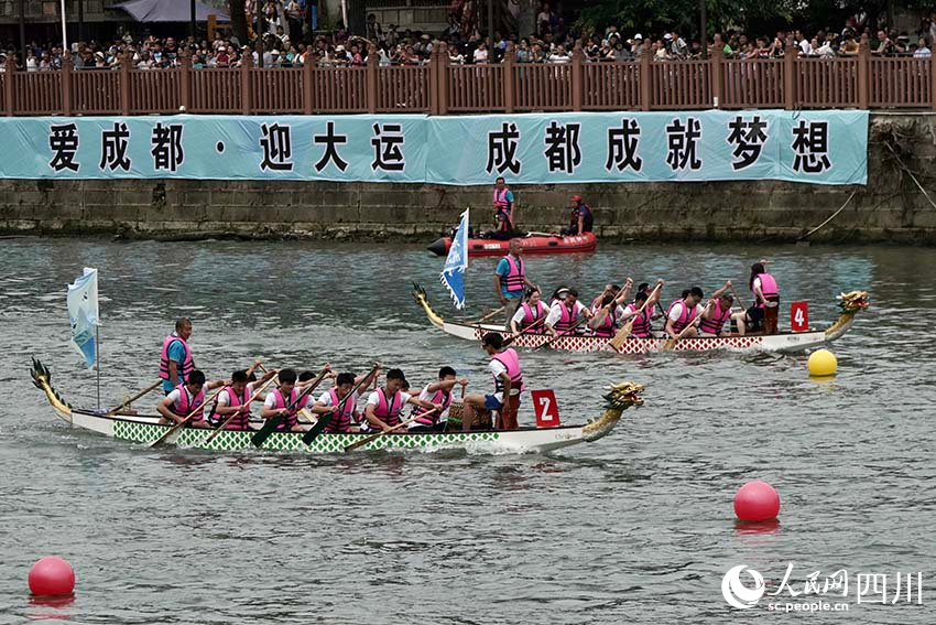 比賽現(xiàn)場(chǎng)，參數(shù)者你追我趕，奮勇爭(zhēng)先。劉婷攝