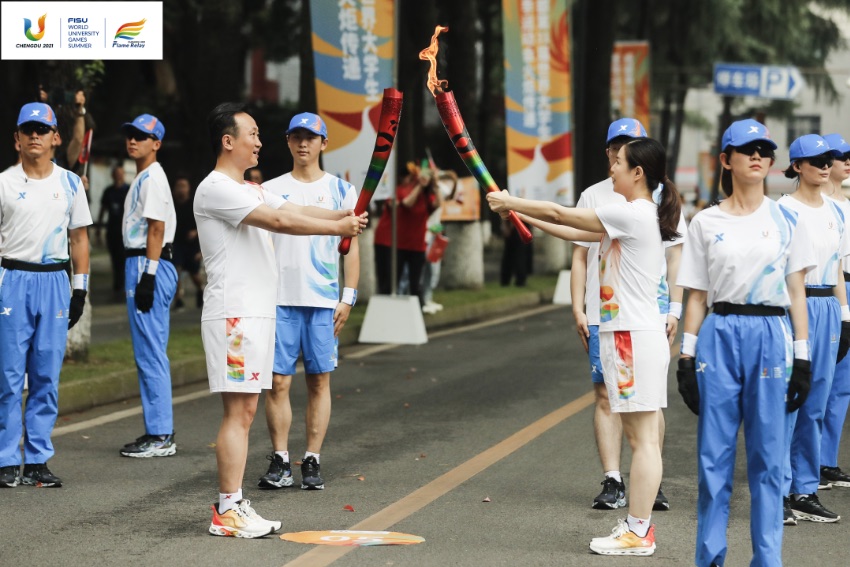 大運會火炬?zhèn)鬟f成都站。大運會組委會供圖