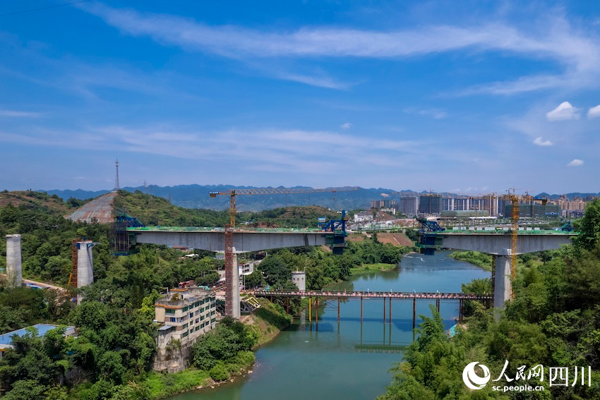 正在加緊建設(shè)的渝昆高鐵川渝段叢木村南廣河特大橋。劉忠俊攝