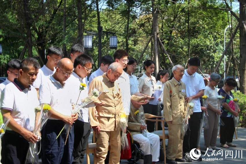 圖為祭奠活動現(xiàn)場。何香怡攝