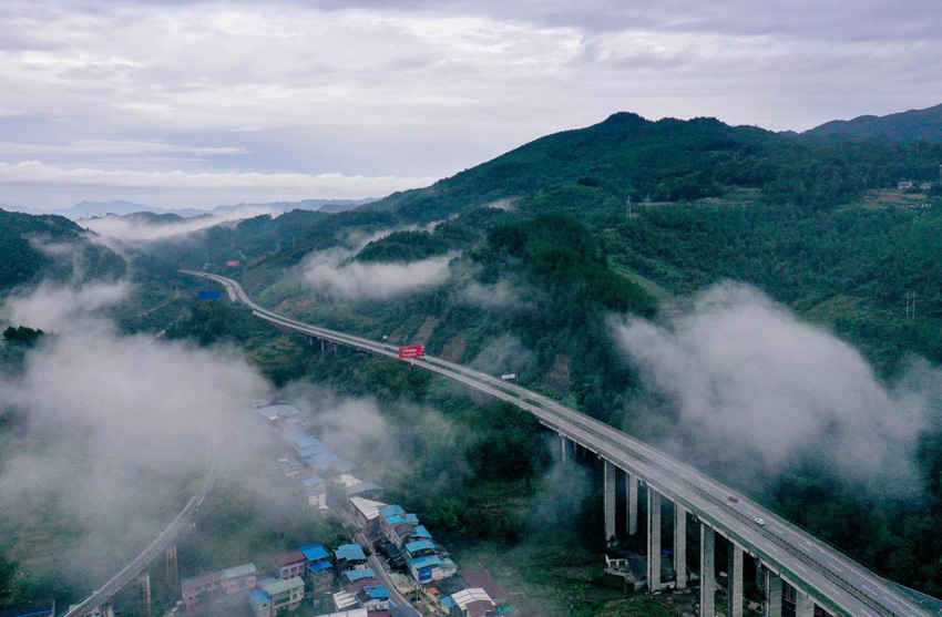 萬(wàn)源新建旅游大通道——萬(wàn)八快速與萬(wàn)源至白沙鐵路齊頭并進(jìn)。張?zhí)烀鲾z