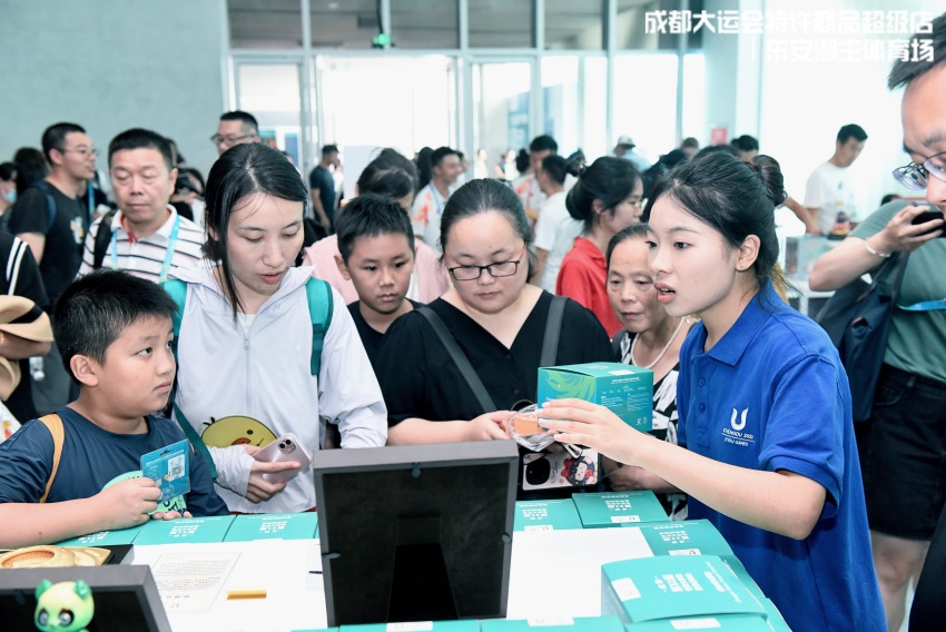 人氣爆棚的成都大運會特許商品超級店。成都大運會執(zhí)委會供圖