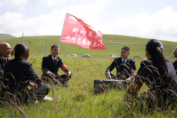 “鶴翔蘭薩”公益訴訟團(tuán)隊(duì)開展水源地巡河工作。阿壩州委宣傳部供圖