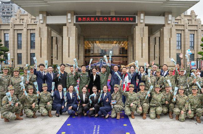 祥宇賓館員工與空軍飛行員及官兵合影。祥宇賓館供圖